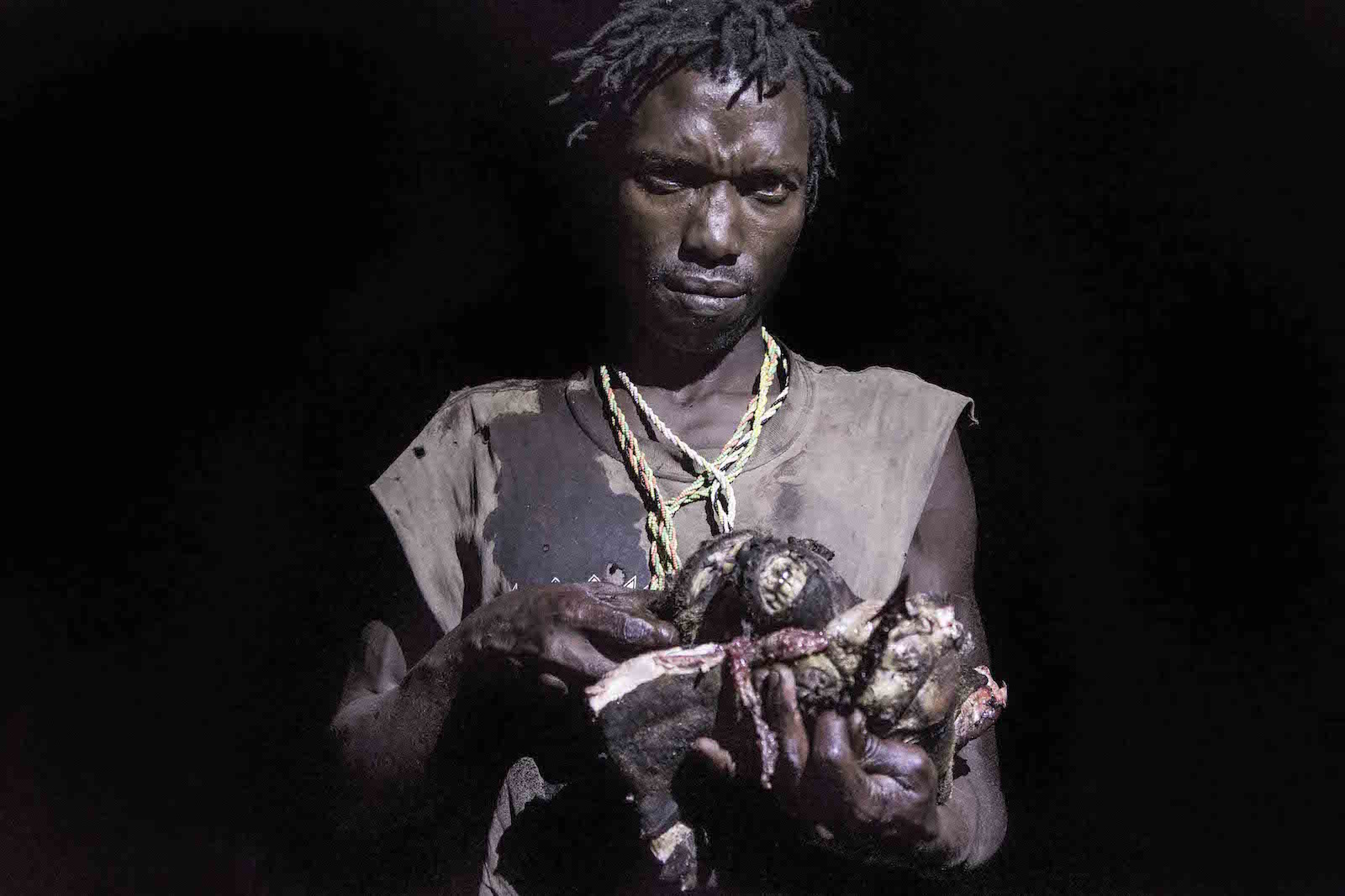 tirage photo chasseur de babouins chez les hadzabe de tanzanie