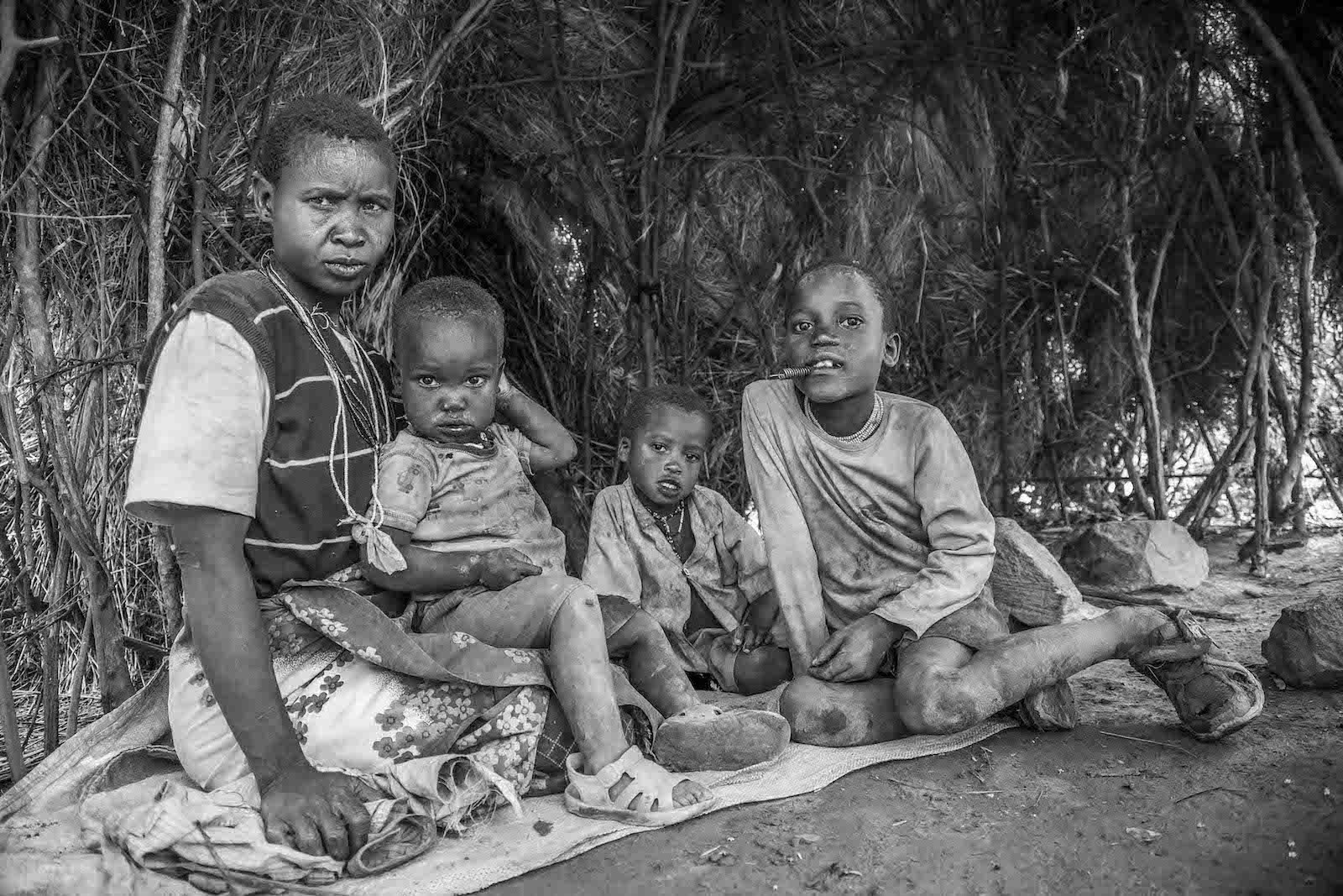 tirage photo famille hadza chez les hadzabe de tanzanie